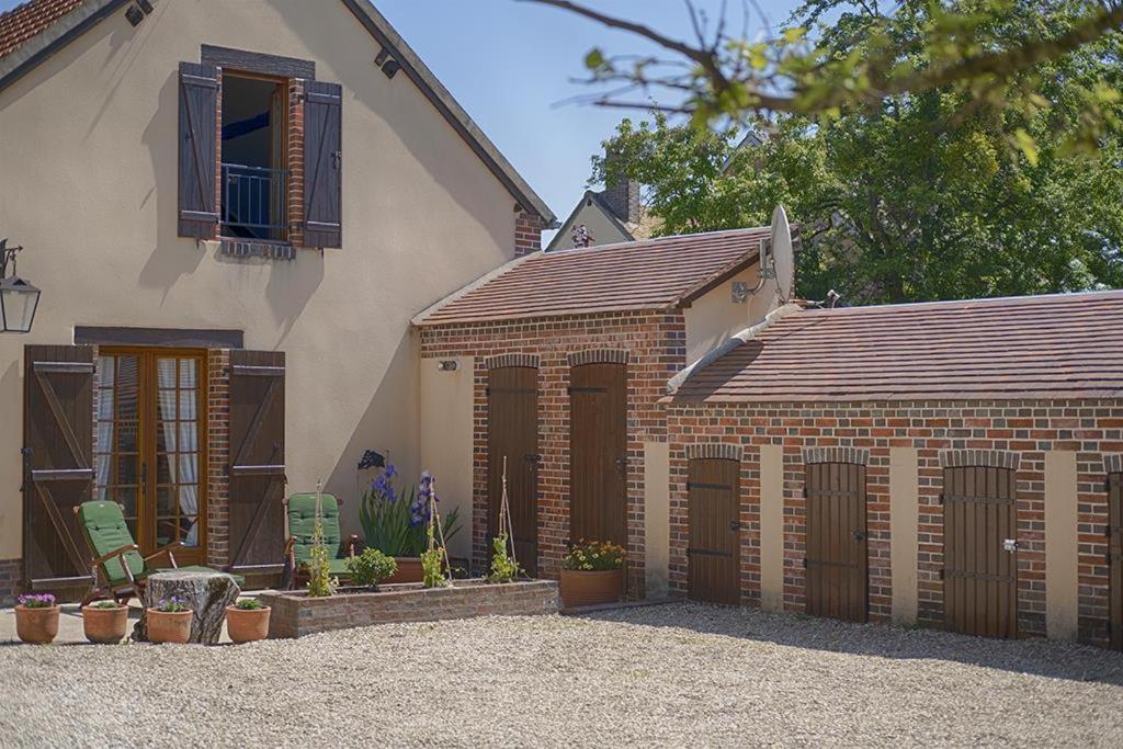 Le Logis Du Regisseur Bed & Breakfast Charny-Oree-de-Puisaye Eksteriør bilde